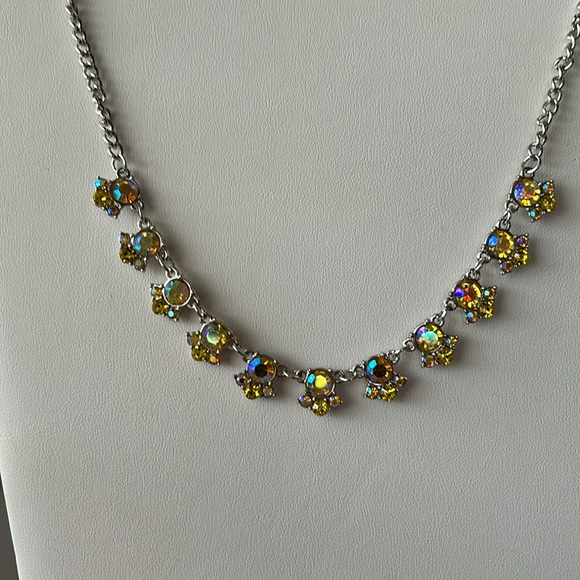 Nella iridescent short necklace - Picture 2 of 4